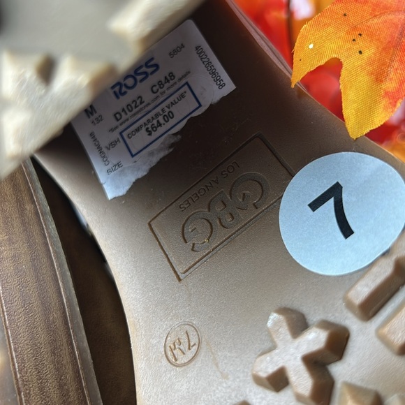 GBG Los Angeles, tan platform side zip ankle boots NWT - Picture 6 of 8